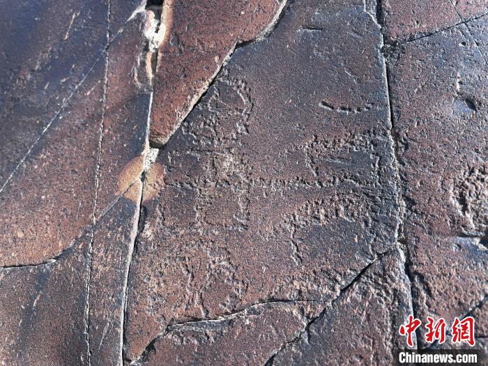 圖為稱多縣境內(nèi)的巖畫?！±罱瓕?攝