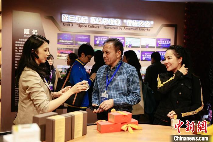 圖為外賓在草果主題展廳體驗(yàn)草果產(chǎn)品?！≈鬓k方供圖
