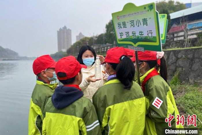 “小河長(zhǎng)”在黃柏河生態(tài)治理現(xiàn)場(chǎng)上“綠色課”?！」鶗袁?攝
