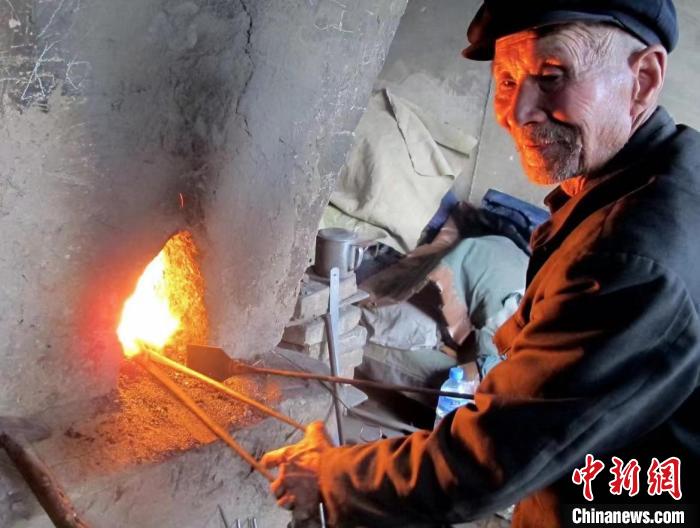 吳天惠正在煅燒鐵塊?！∈茉L者供圖