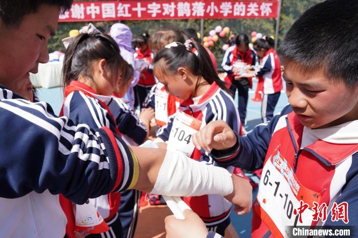 本年度首場“紅氣球校園挑戰(zhàn)賽”在云南省昭通市魯?shù)榭h鵲落小學舉行 付春來 攝