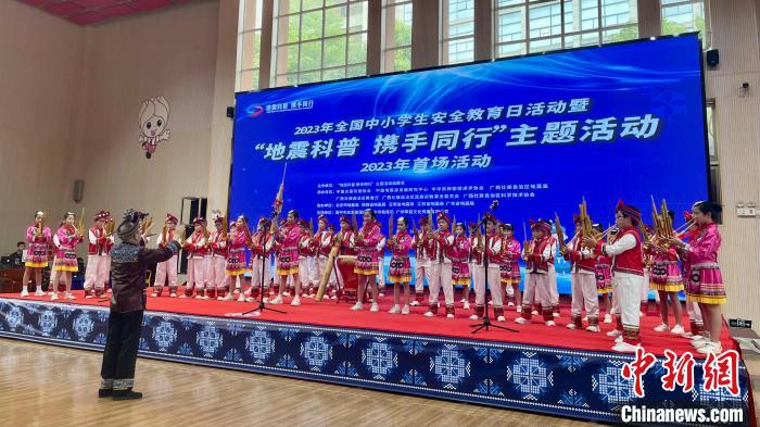 圖為活動現(xiàn)場，小學(xué)生進行蘆笙表演?！↑S令妍 攝