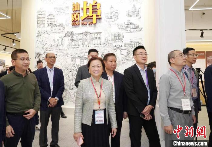 訪問團正在汕頭參觀，全國政協(xié)委員、香港汕頭社團總會主席高佩璇(中)亦與訪問團同行?！』顒又鬓k方供圖