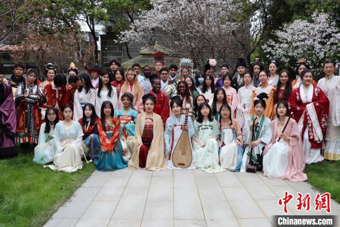 圖為“國風(fēng)古韻·同袍雅聚”——中外青年漢服賞櫻活動現(xiàn)場?！∧喜咚芍腥沼押脮^ 供圖