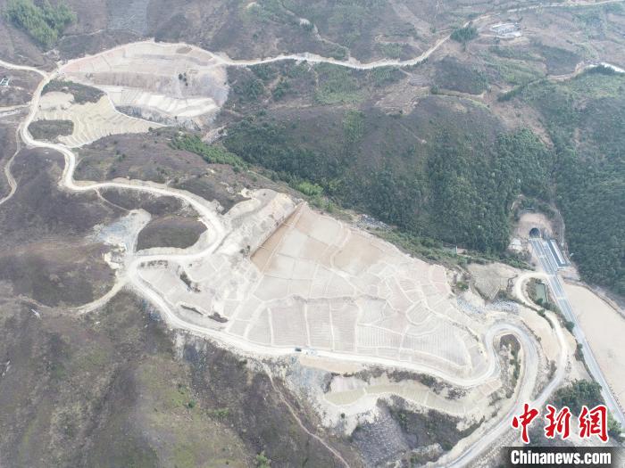東源鄉(xiāng)安基崗歷史遺留損毀采礦用地復(fù)墾項(xiàng)目俯瞰。　季慶強(qiáng) 攝