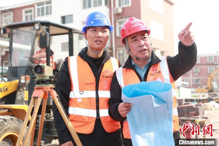 工作人員為居民講解社區(qū)改造事宜?！⌒燧x 攝