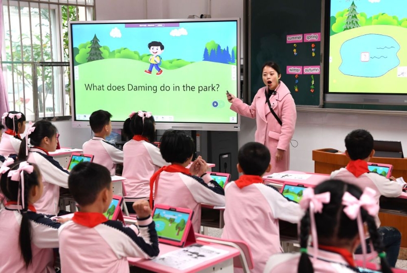 南寧市玉蘭路小學(xué)的學(xué)生在智慧教室上英語(yǔ)課(2018年12月27日攝)。（圖源：新華網(wǎng)）
