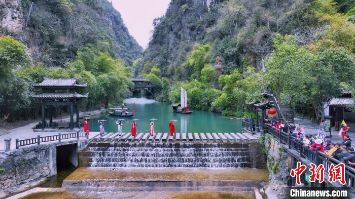 隨著湖北開啟賞花游，宜昌三峽人家風景區(qū)迎來各地游客 周星亮 攝