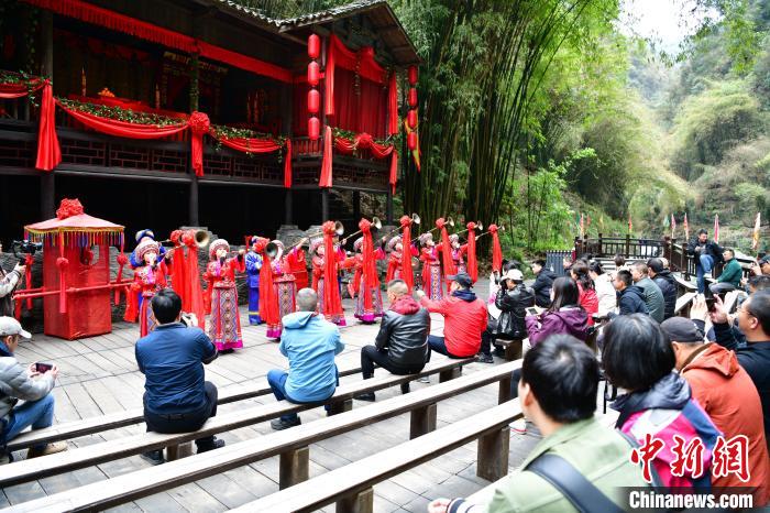 三峽人家景區(qū)內，土家族特色的“婚禮”正在進行 趙明 攝