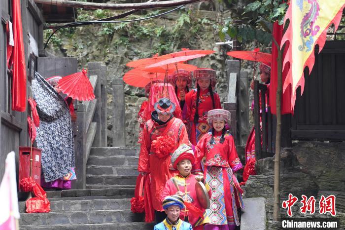 宜昌三峽人家景區(qū)內，土家族特色的“婚禮”正在進行 董曉斌 攝