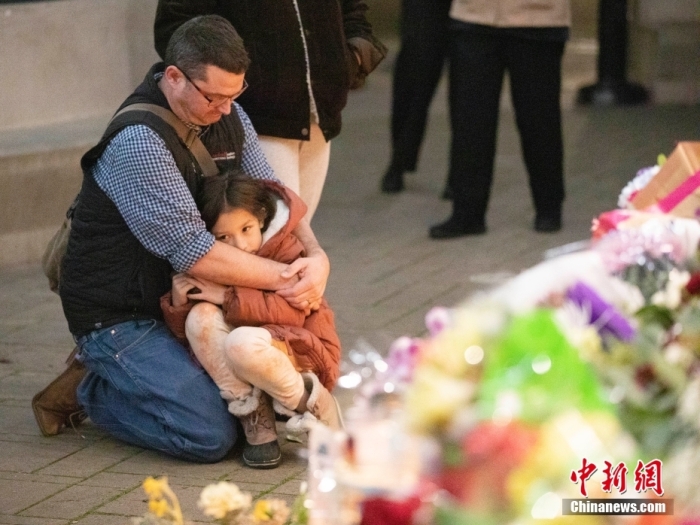 當(dāng)?shù)貢r間1月27日，民眾在美國加利福尼亞州半月灣市舉行的守夜活動中悼念槍擊事件遇難者。1月23日下午，半月灣市發(fā)生槍擊事件，造成7人死亡、1人受傷。中新社記者 劉關(guān)關(guān) 攝