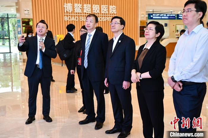 3月29日，前來海南參加博鰲亞洲論壇2023年年會(huì)的香港特別行政區(qū)行政長官李家超一行參觀考察了博鰲樂城國際醫(yī)療旅游先行區(qū)。該園區(qū)是海南自貿(mào)港重點(diǎn)園區(qū)，目前有四家港資企業(yè)投資。圖為李家超參訪海南博鰲超級(jí)醫(yī)院。 <a target='_blank' href='/'>中新社</a>記者 駱云飛 攝 　