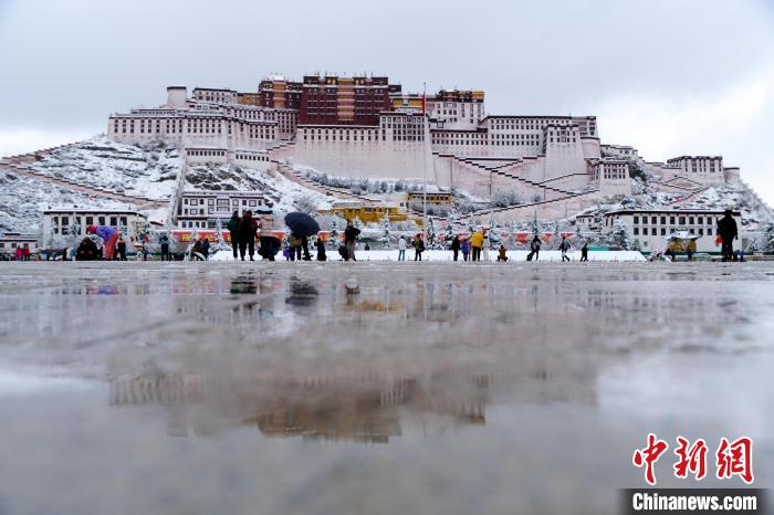 雪后，游客在布達(dá)拉宮廣場(chǎng)?！〗w波 攝