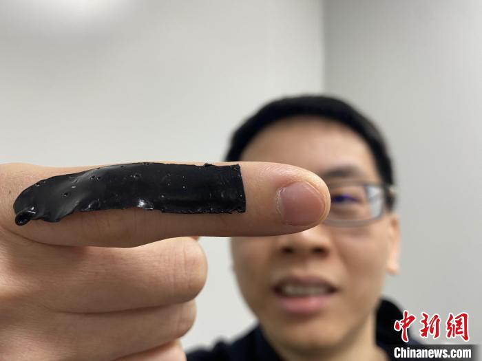 電子皮膚破了“皮”，沒(méi)有人為干預(yù)的情況下，基本一分鐘左右就可自行愈合?！∩耆?攝