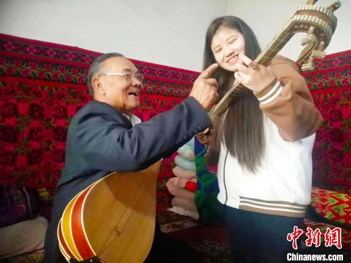 如今，喀迪爾·伊卜拉伊木收了30多個(gè)徒弟。　陳彥強(qiáng) 攝