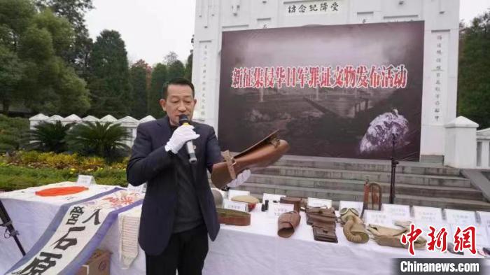 吳建宏介紹征集到的侵華日軍罪證文物?！∈茉L者供圖