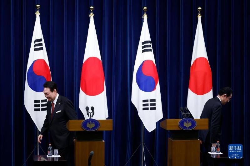 3月16日，在日本東京首相官邸，韓國總統(tǒng)尹錫悅（左）與日本首相岸田文雄（右）出席聯(lián)合新聞發(fā)布會后各自走下講臺。（圖源：新華社）