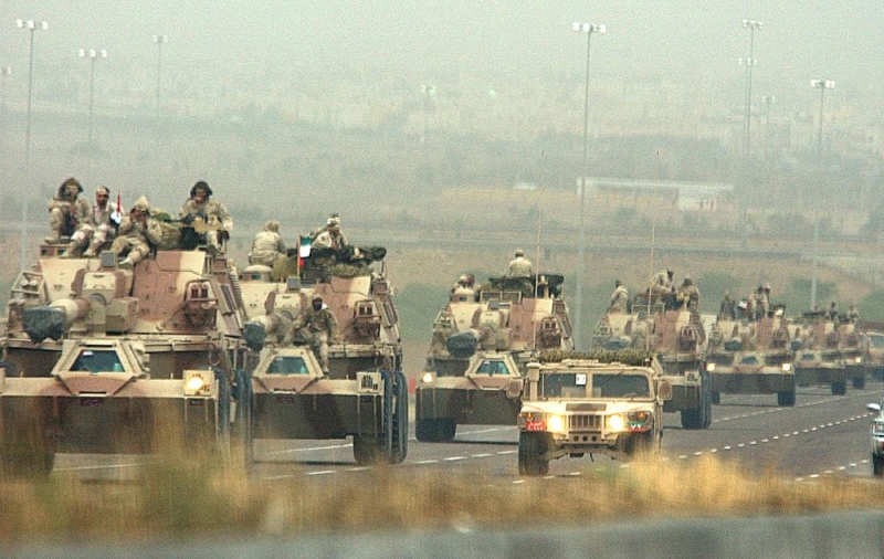 2003年3月25日，美軍幾十輛裝甲車輛從科威特城駛向科威特與伊拉克邊境。（圖源：新華社）