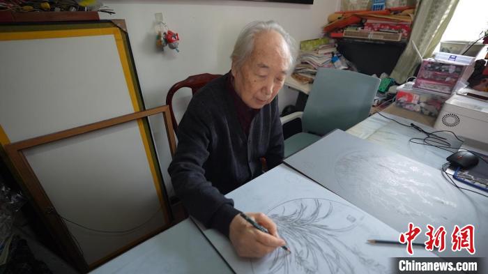 新疆八旬非遺傳承人如何讓板刻線畫“永葆青春”？