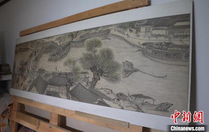 藺烈板刻線畫作品《清明上河圖》。　戎睿 攝