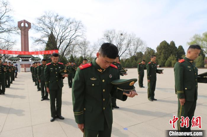 武警官兵脫帽默哀緬懷先烈。　葛鯤鵬 攝