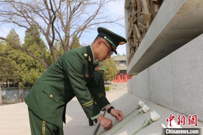 武警官兵向烈士紀(jì)念碑獻(xiàn)花寄托哀思?！●T濤 攝