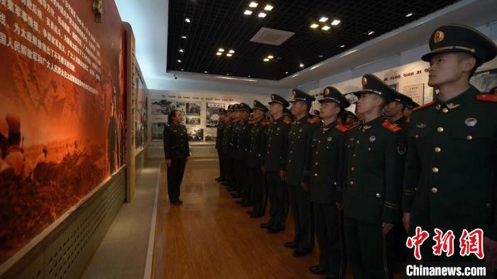 武警官兵參觀太原解放紀(jì)念館?！÷赏?攝