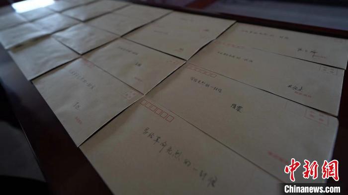 武警官兵寫(xiě)給革命先烈的一封信?！÷赏?攝
