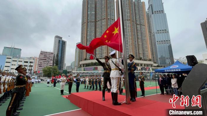 中國(guó)人民解放軍駐香港部隊(duì)儀仗隊(duì)升旗?！∠愀凵礻?duì)總會(huì) 攝