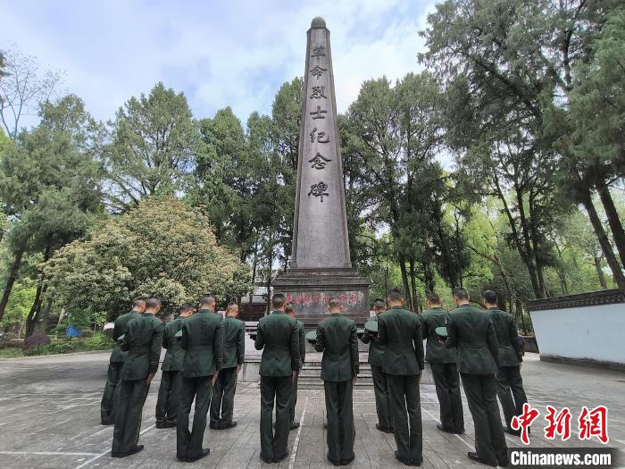 武警官兵向革命烈士紀念碑默哀?！”R圣鵬 攝