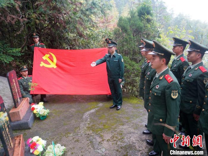 烈士墓前，武警官兵開展紅色教育?！∈Y蘇昇 攝