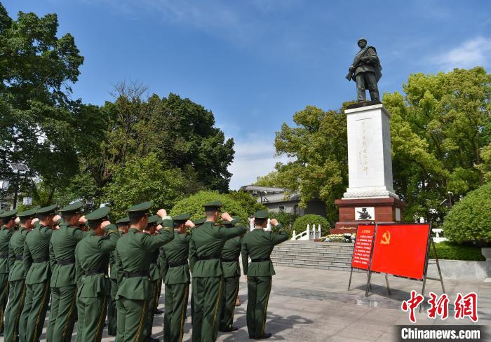 圖為官兵在邱少云烈士紀(jì)念碑前莊嚴(yán)宣誓?！〔苎?攝