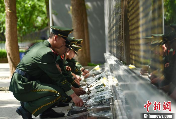圖為官兵向烈士敬獻(xiàn)鮮花?！」鶄魑?攝