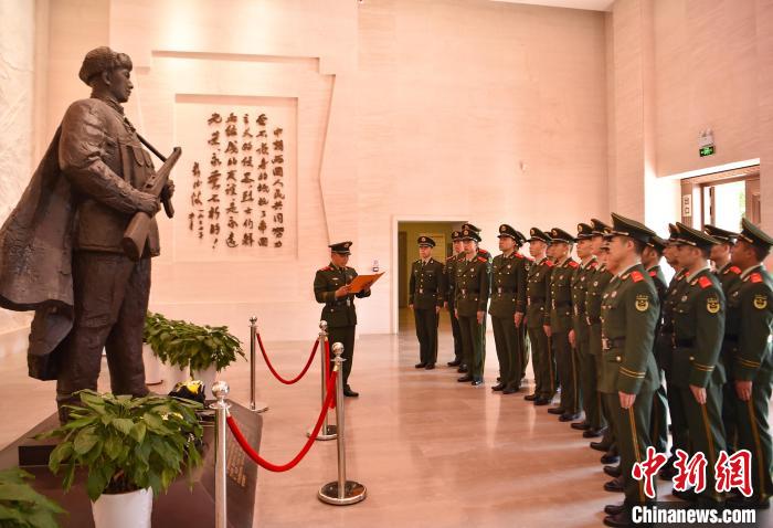 圖為官兵重溫邱少云烈士的英雄事跡?！〔苎?攝