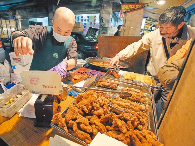 國內(nèi)毛豬價格在清明連假休市前飆天價，未來若繼續(xù)高漲，消費者恐怕吃不消。圖為市場豬肉熟食攤。（本報資料照片）