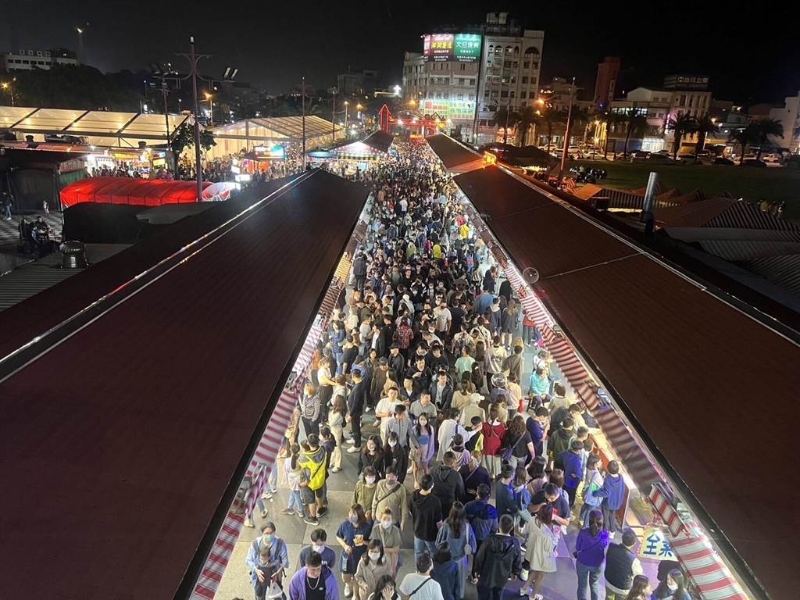 清明兒童連假，大批人潮逛東大門夜市。（花蓮縣府提供／王志偉花蓮傳真）