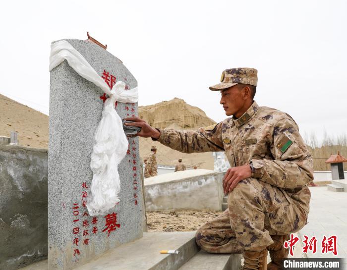 圖為阿里軍分區(qū)某邊防團(tuán)官兵為革命先烈擦拭墓碑?！詵| 攝