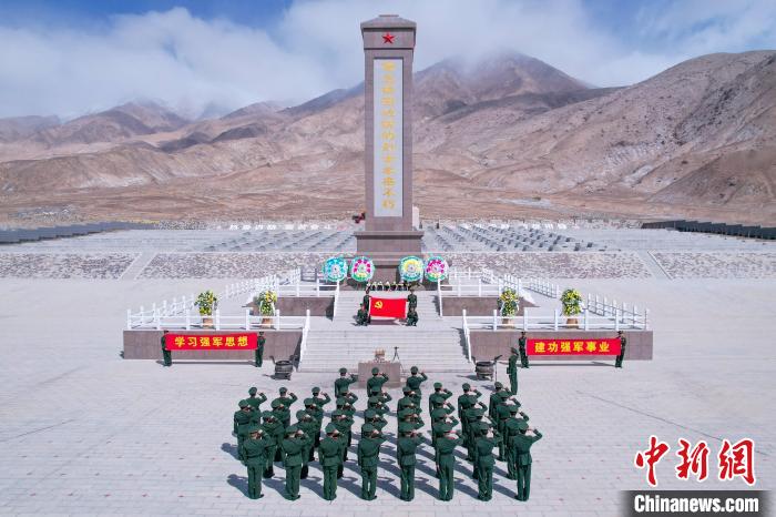 圖為武警第二機(jī)動(dòng)總隊(duì)某支隊(duì)官兵在康西瓦烈士陵園重溫入黨誓詞?！?袁鈺 攝
