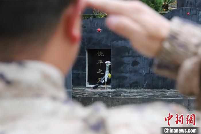 圖為西藏軍區(qū)“墨脫戍邊模范營”官兵追憶英烈故事?！∶袢?攝