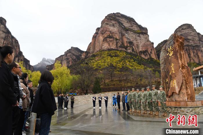 官兵代表、老兵工二代、紀念地代表向在黃崖洞保衛(wèi)戰(zhàn)中犧牲的革命先烈致以深切哀思和崇高敬意?！↑S崖洞革命紀念地供圖