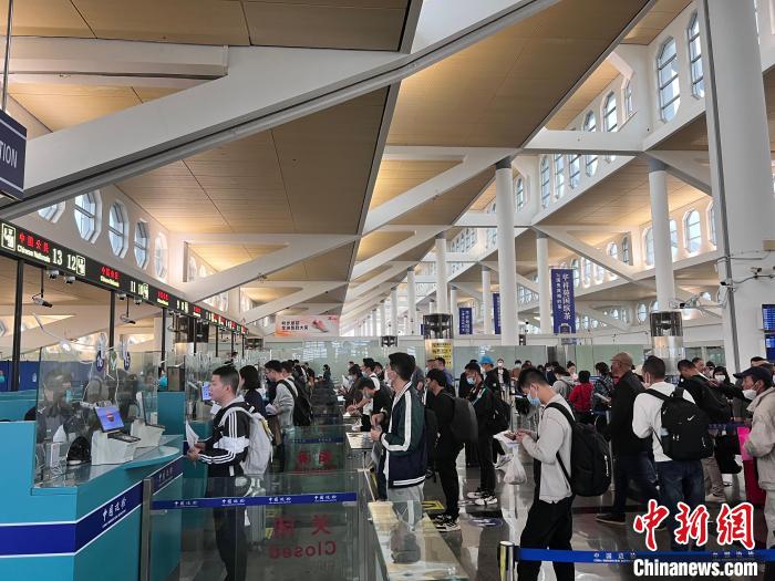 廈門邊檢總站高崎邊檢站優(yōu)化勤務(wù)組織確保空港口岸旅客通關(guān)安全順暢?！堝?攝