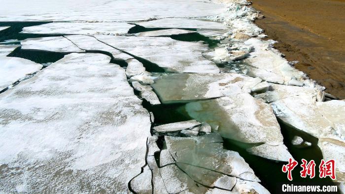 圖為青海湖湖冰被推向岸邊?！埵纻?攝