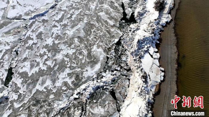 圖為青海湖湖冰被推向岸邊?！埵纻?攝