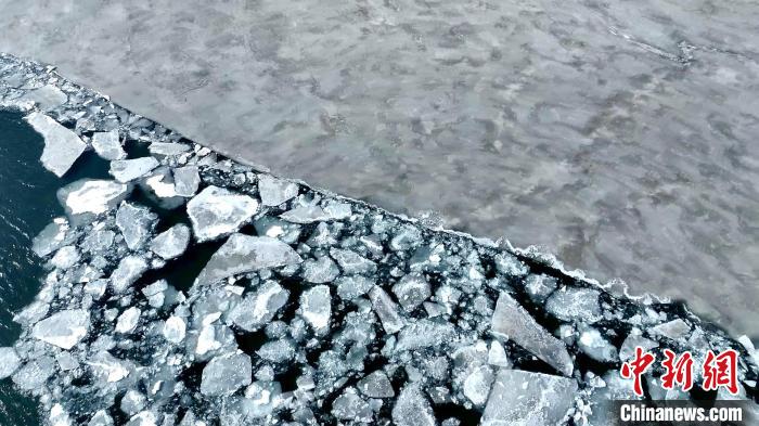 圖為青海湖冰封湖面解凍?！埵纻?攝