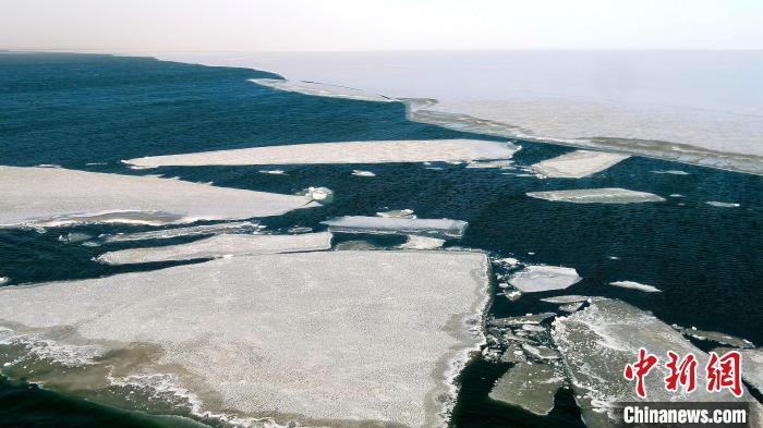 圖為青海湖冰封湖面解凍?！埵纻?攝