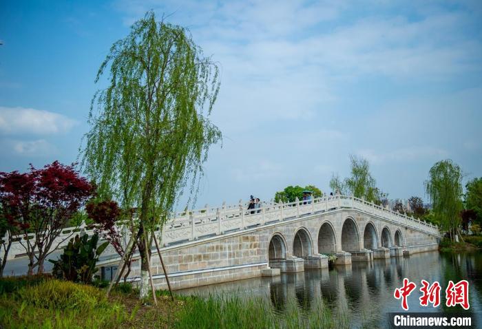 東安湖體育公園東安堤上的石拱橋?！⒅铱?攝
