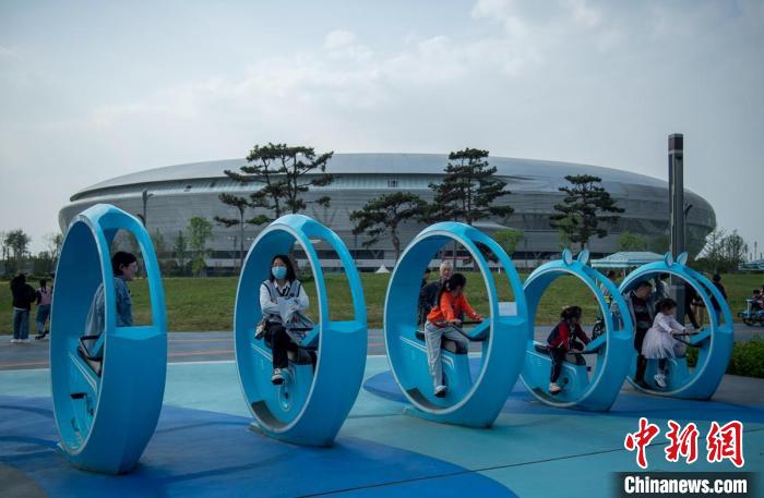 東安湖體育公園內(nèi)的體育設(shè)施和玩耍的孩子們?！⒅铱?攝