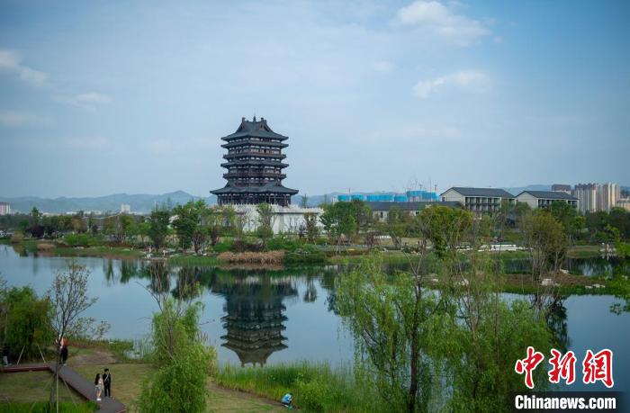 矗立在東安湖公園邊的東安閣?！⒅铱?攝