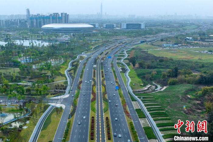 成都東西向城市軸線蜀都大道東一段是東安湖體育場館的重要交通廊道?！⒅铱?攝