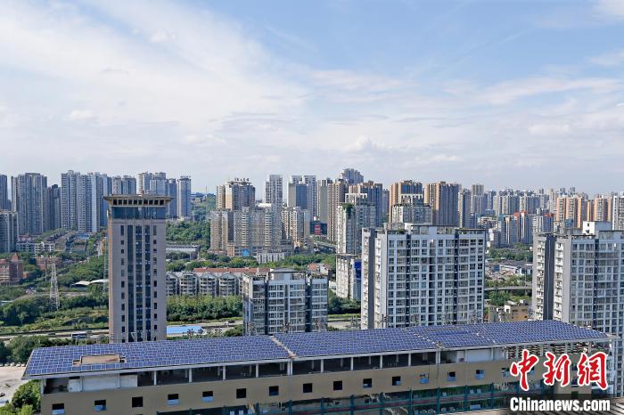 圖為輝騰能源在重慶市九龍坡區(qū)留學(xué)生創(chuàng)業(yè)園屋頂建設(shè)的光伏發(fā)電示范項(xiàng)目?！∈茉L企業(yè)供圖